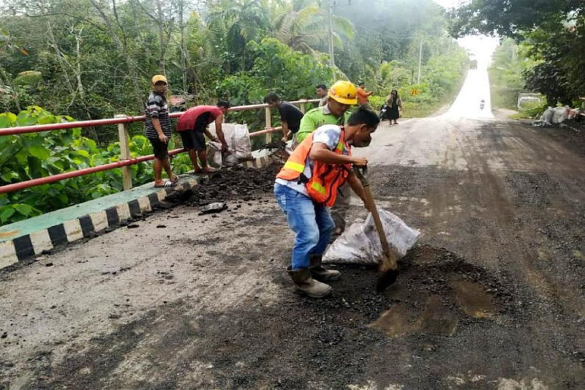 Truk  batu bara terbalik, sudah ditangani bersama instansi terkait