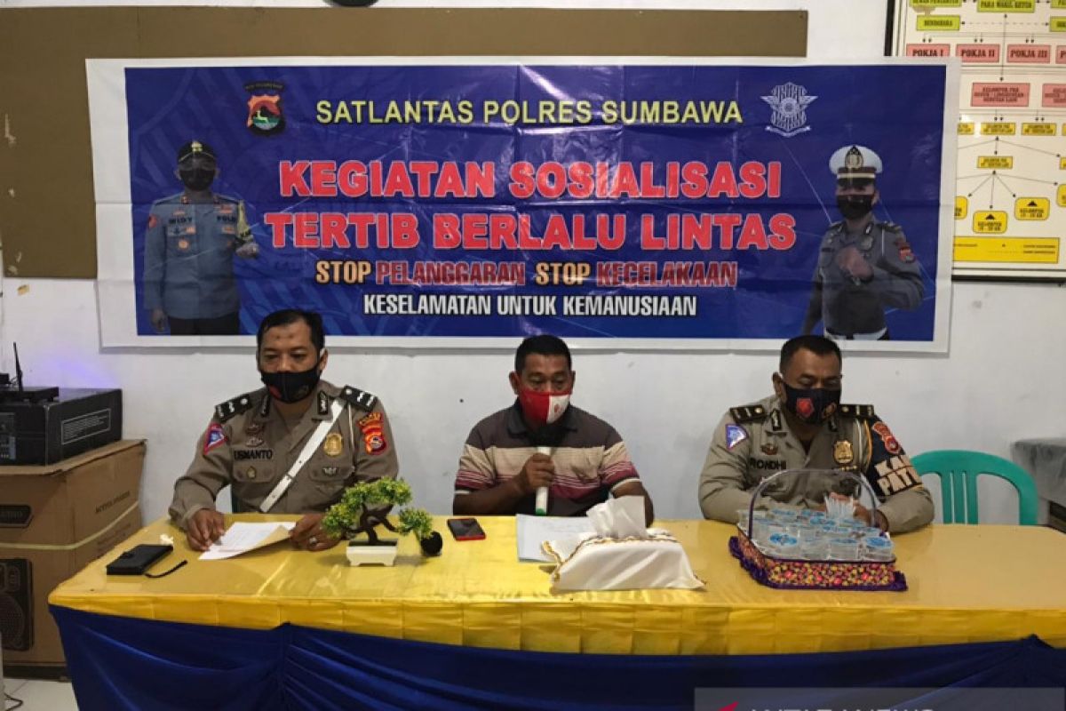 Satlantas Polres Sumbawa sosialisasikan Kampung Sehat 2 tertib lalu lintas Di Desa Nijang