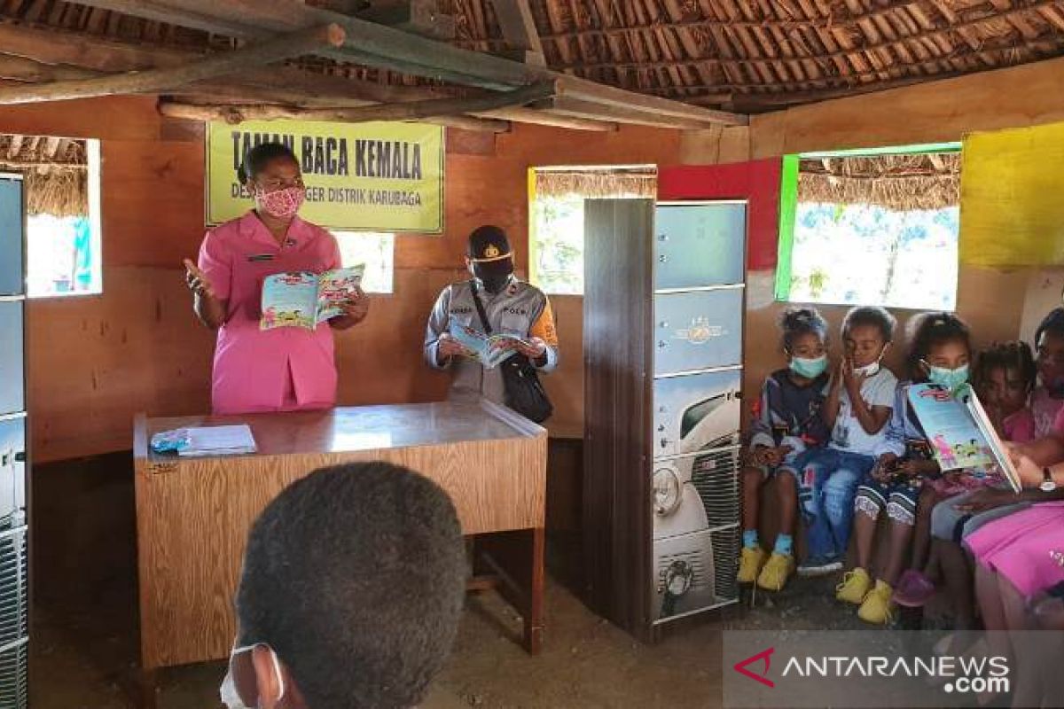 Polres Tolikara dirikan taman baca berbentuk rumah adat honai