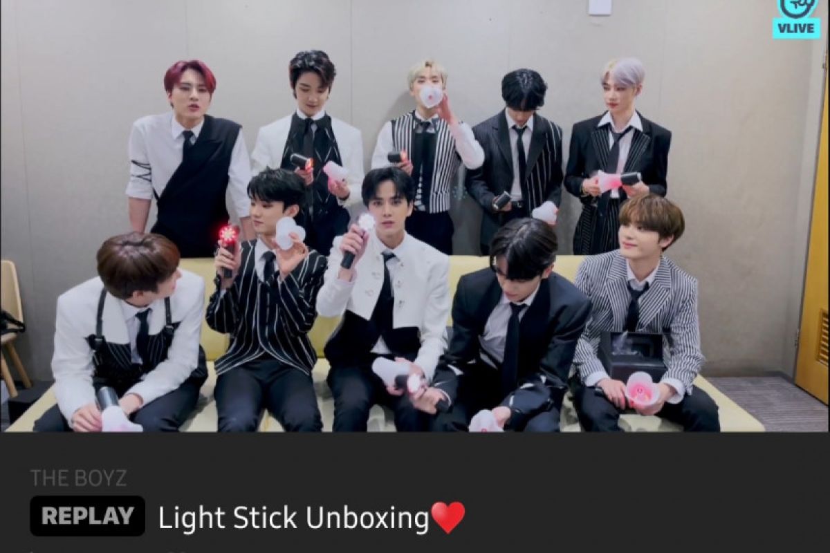 Grup idola K-pop The Boyz mengungkap "light stick" pertamanya