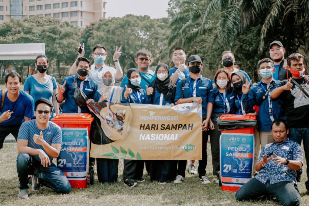 Peduli kebersihan, JCI Jateng punguti sampah