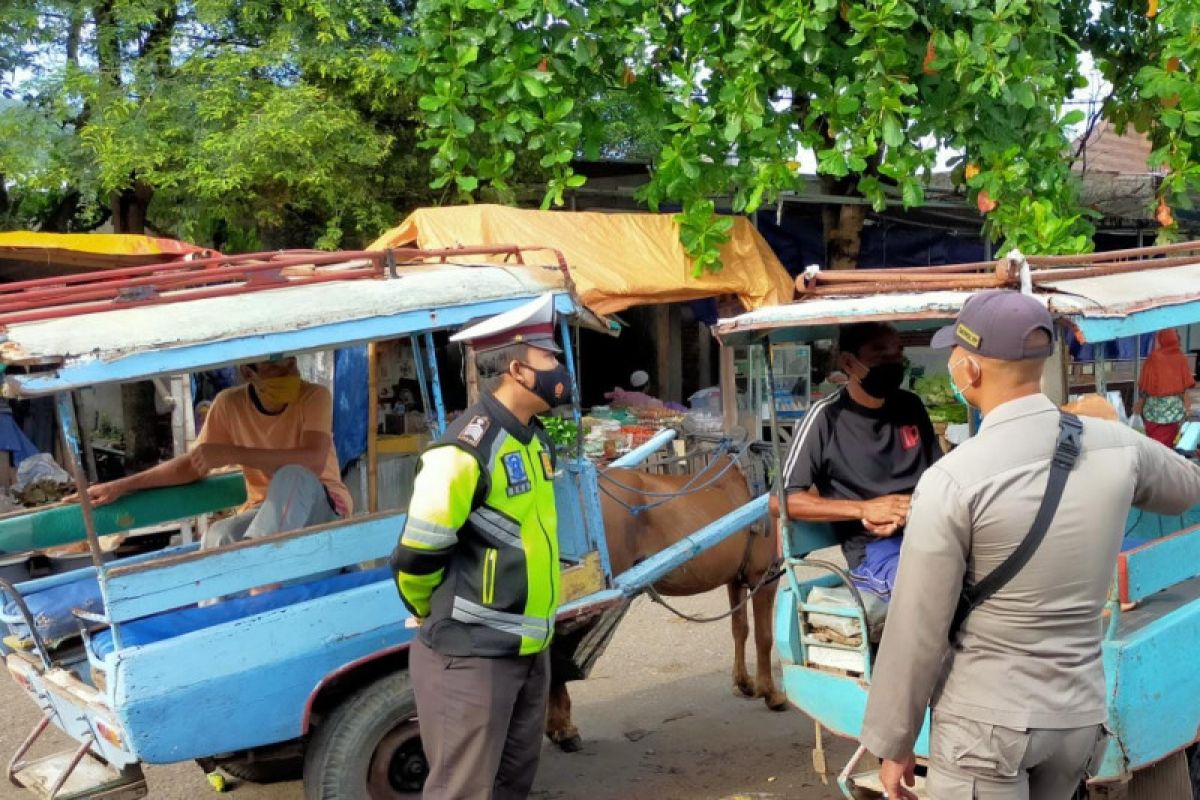 Polsek Pemenang gencarkan edukasi prokes di pasar