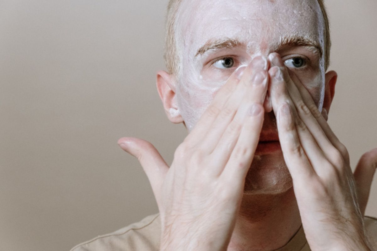 Di rumah saja, masih harus cuci muka secara teratur?
