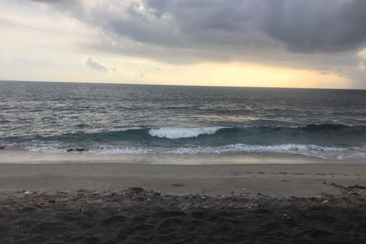 Sepi pengunjung, pedagang di Pantai Kerandangan terancam gulung tikar