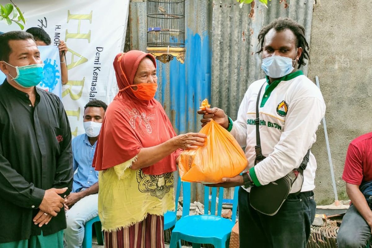 Mahasiswa Papua bagikan sembako bagi lansia di Kota Mataram