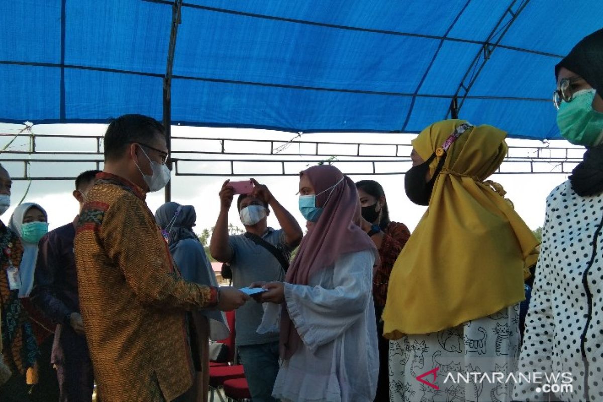 Wali Kota Kendari serahkan JKN-KIS ke 495 jiwa warga kurang mampu