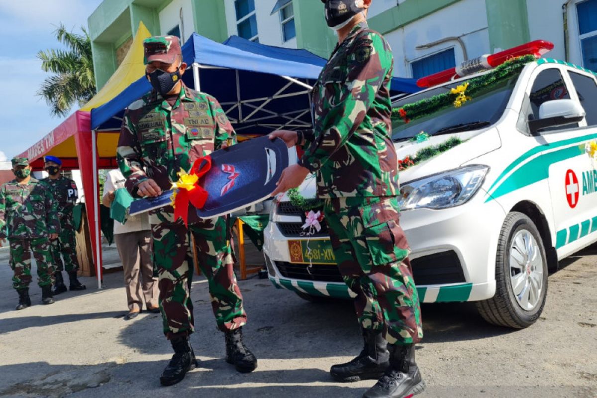 Pangdam XIV/Hasanuddin serahkan delapan ambulance Ke Korem 143 HO/Kendari