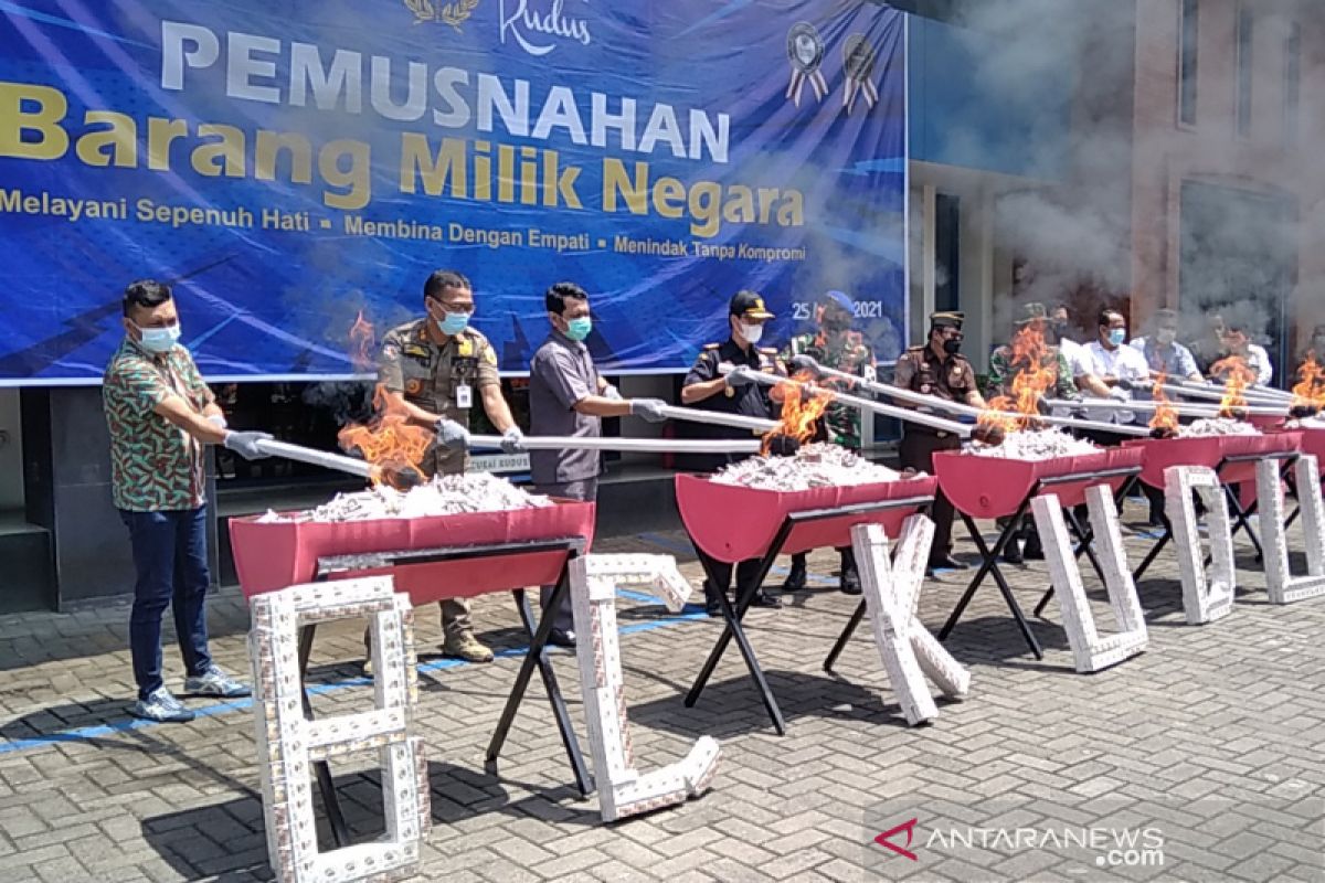 14 ton rokok ilegal dan 6.800 pita cukai palsu dimusnahkan KPPBC Kudus