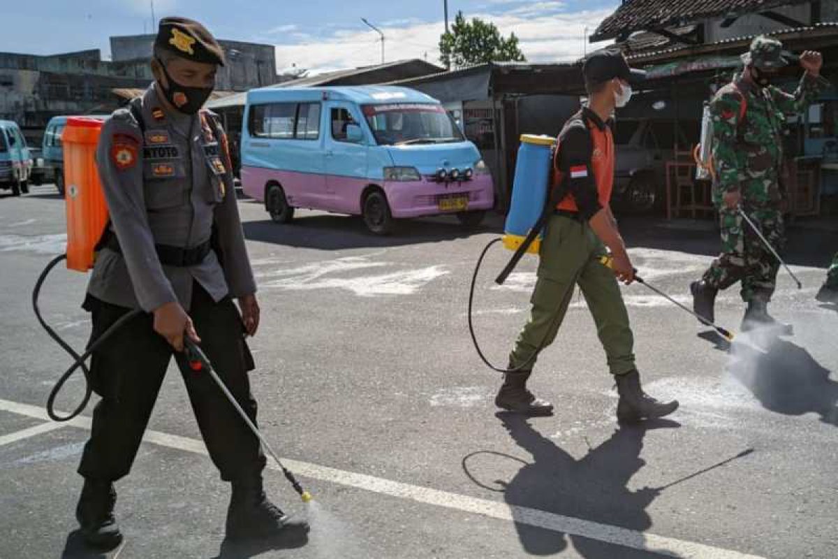 Cegah COVID-19, Pasar dan Subterminal Kebonpolo Magelang disemprot disinfektan