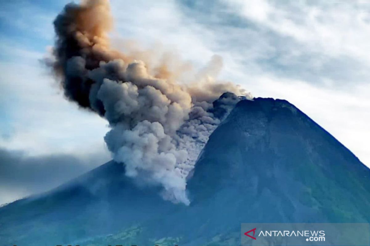 Awan panas guguran Merapi meluncur ke barat daya