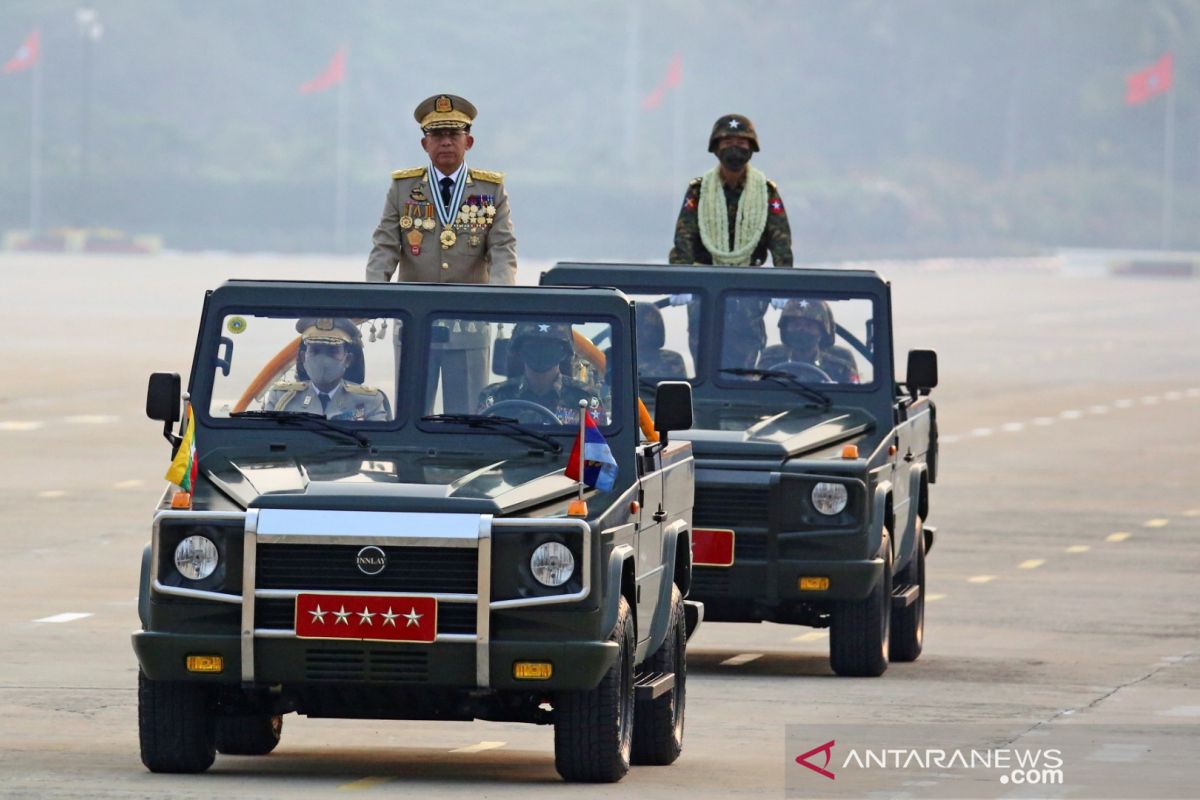 Pemrotes Myanmar terus tentang militer