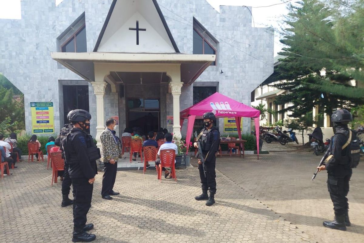 Brimob patroli ke gereja- gereja di Lampung