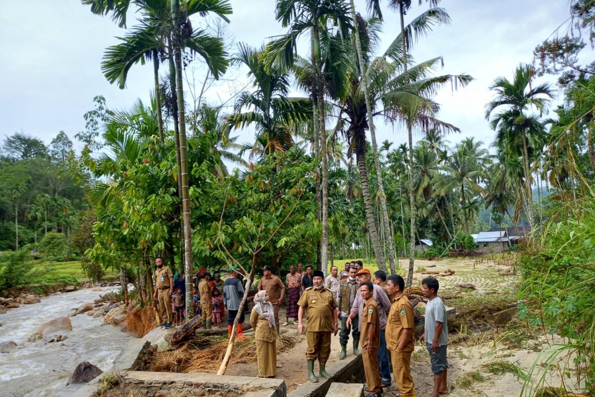 Bupati Pasaman meminta OPD terkait segera tanganan cepat musibah banjir