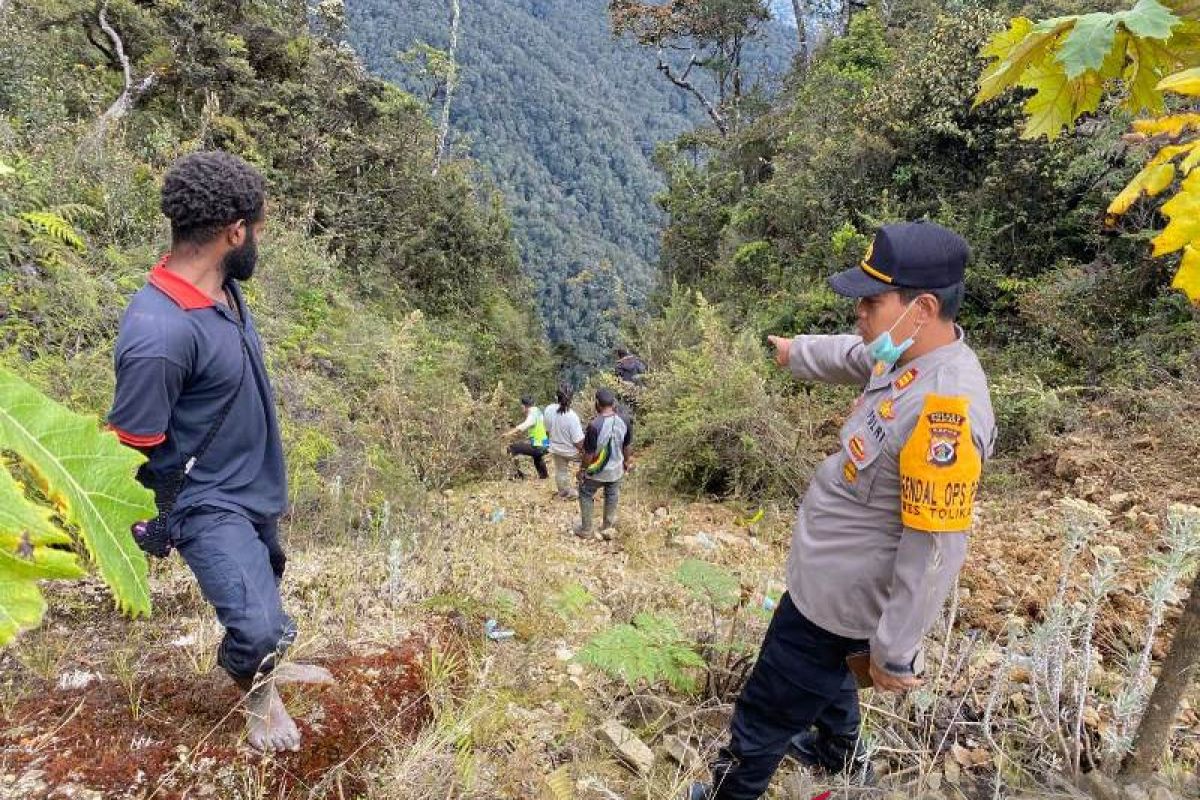 Polres Tolikara tangani kecelakaan truk masuk jurang