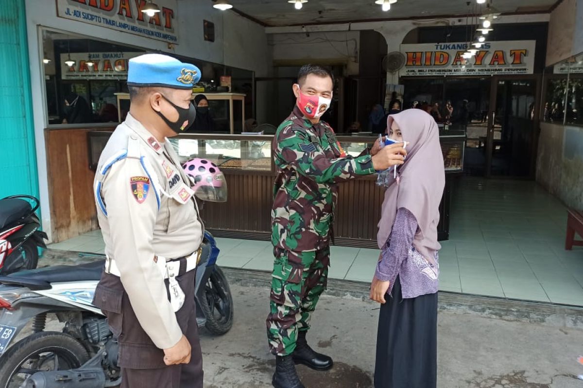 Polsek Ampenan dan koramil bagikan masker dan sosialiasi prokes