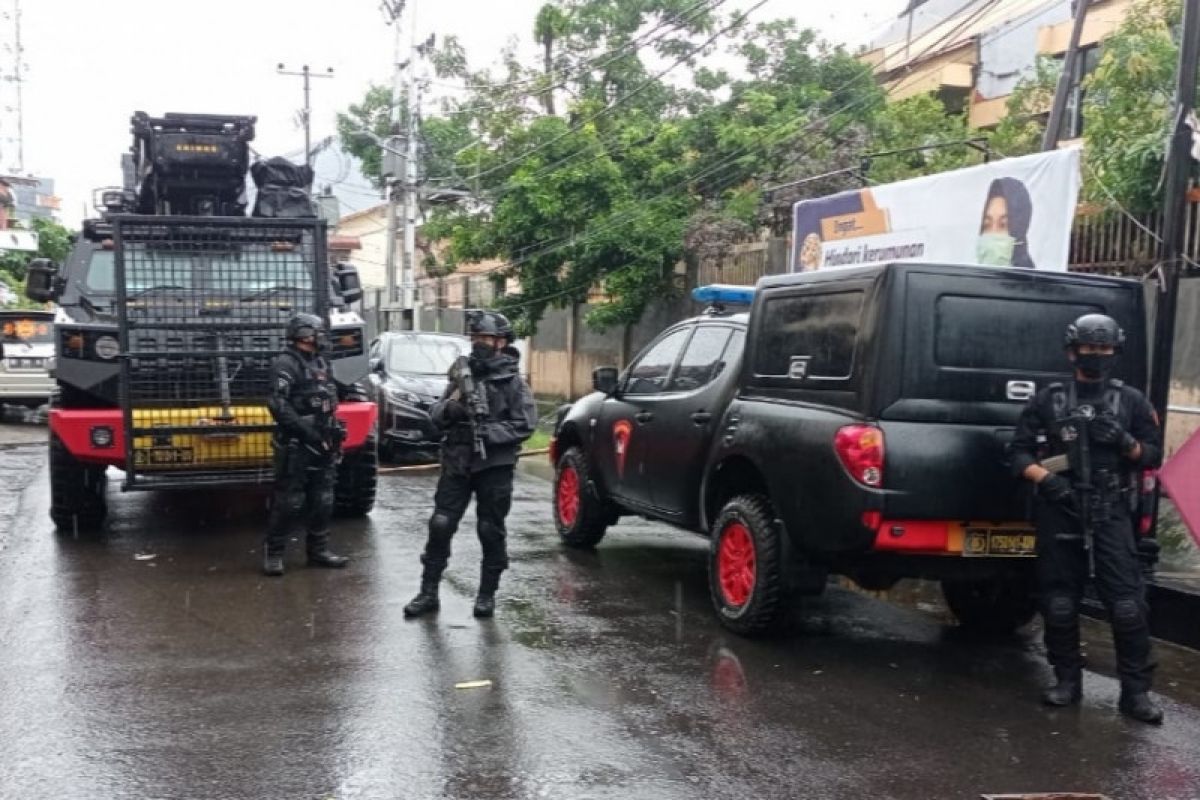 Tim Gegana Polda Sulsel mengamankan paket kardus misterius di Makassar