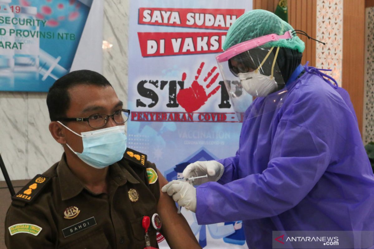 Kejati NTB menggelar vaksinasi COVID-19 untuk seluruh pegawai