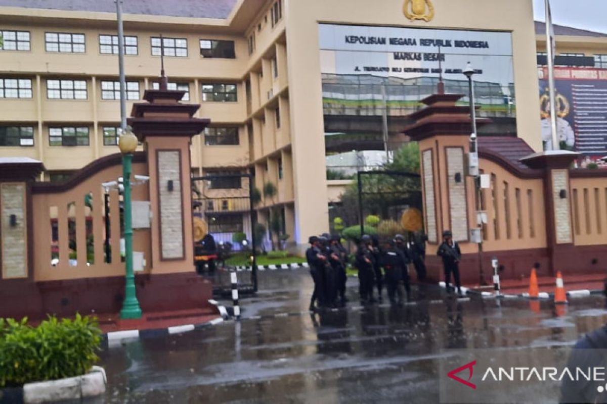 Tim Gegana Brimob masuk ke gedung Bareskrim Polri