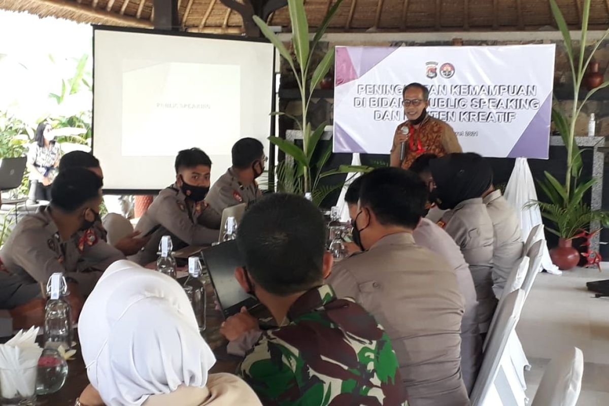 Pelatihan Humas Polda NTB, Kabiro LKBN ANTARA NTB beri materi "public speaking"