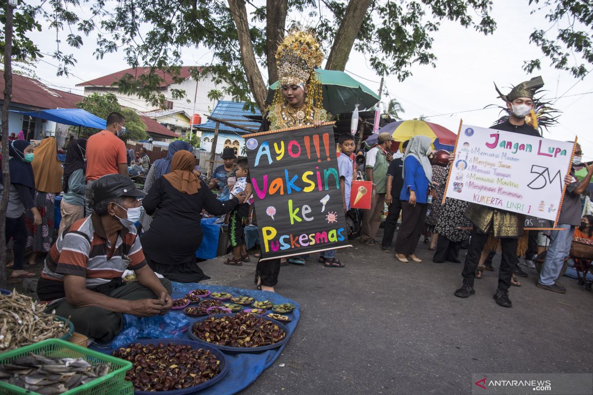 Kreatif, mahasiswa UNRI masuk pasar pakai baju adat ajak vaksinasi COVID-19