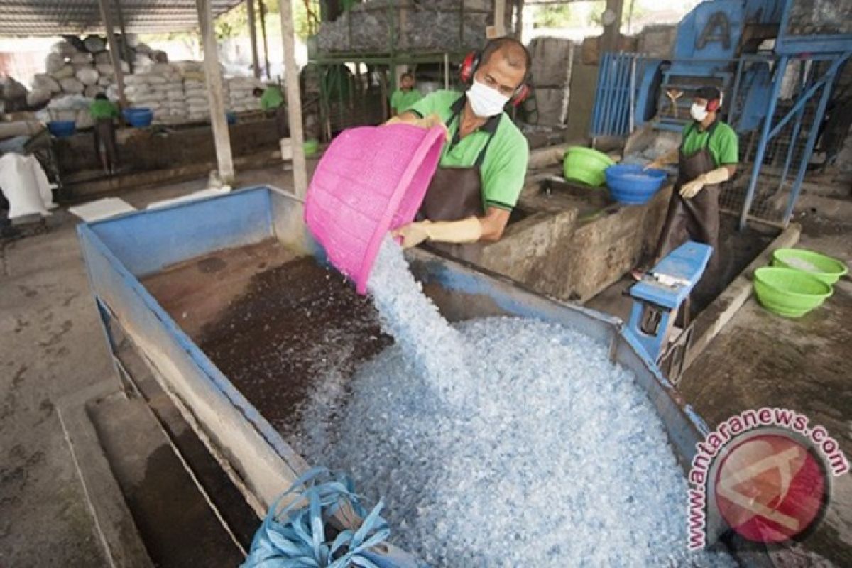 Ibnu bisa belajar sambil berwisata ke Pulau Dewata Bali berkat sampah