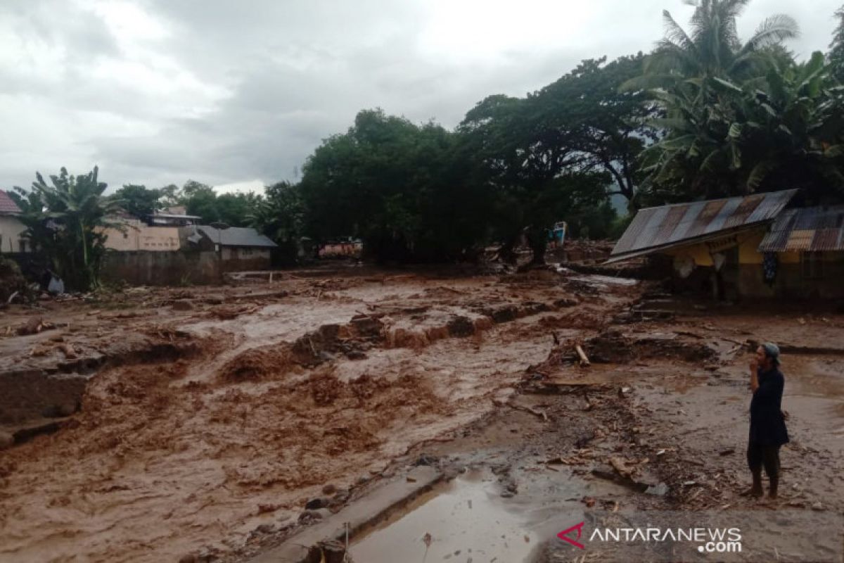 Sebanyak 62 orang dilaporkan meninggal akibat banjir bandang di Flores Timur