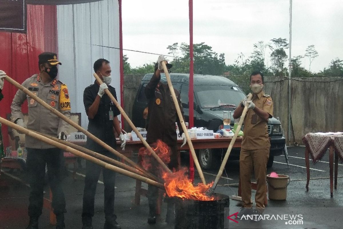 780.000 rokok ilegal dan narkoba hasil penindakan di Batang dimusnahkan