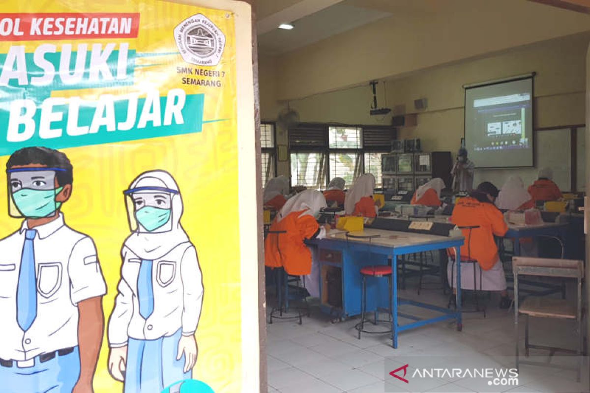 Siswa dilarang naik angkutan umum saat sekolah tatap muka dimulai