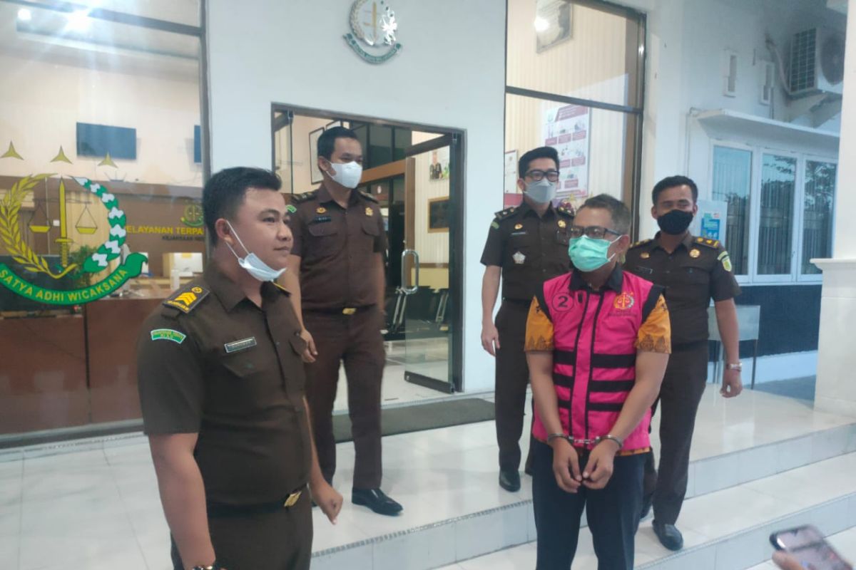 Kejari Siak tahan tersangka dugaan korupsi Kecamatan Kandis senilai Rp1,1 miliar