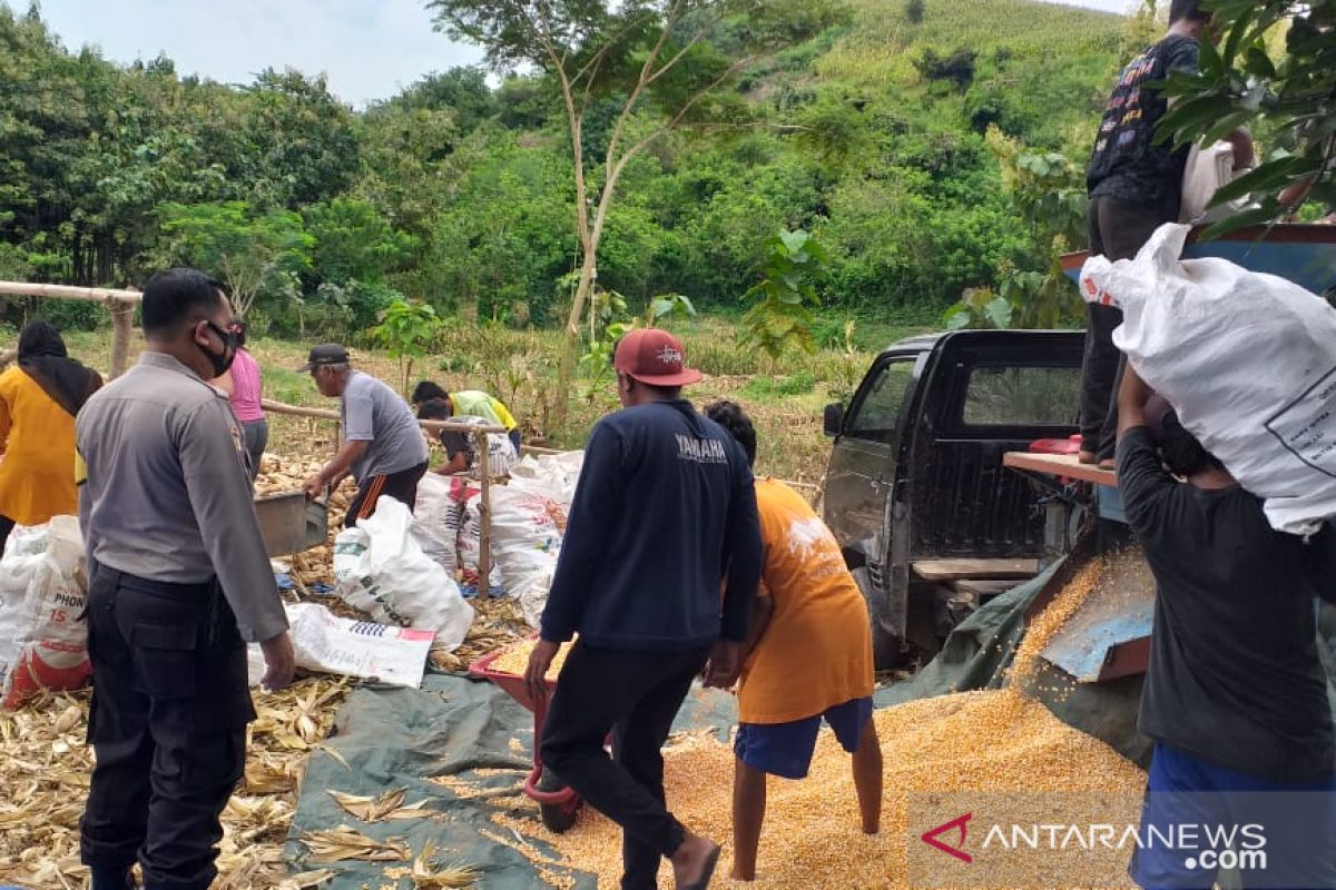 Bhabinkamtibmas ajak masyarakat tekan penyebaran COVID-19