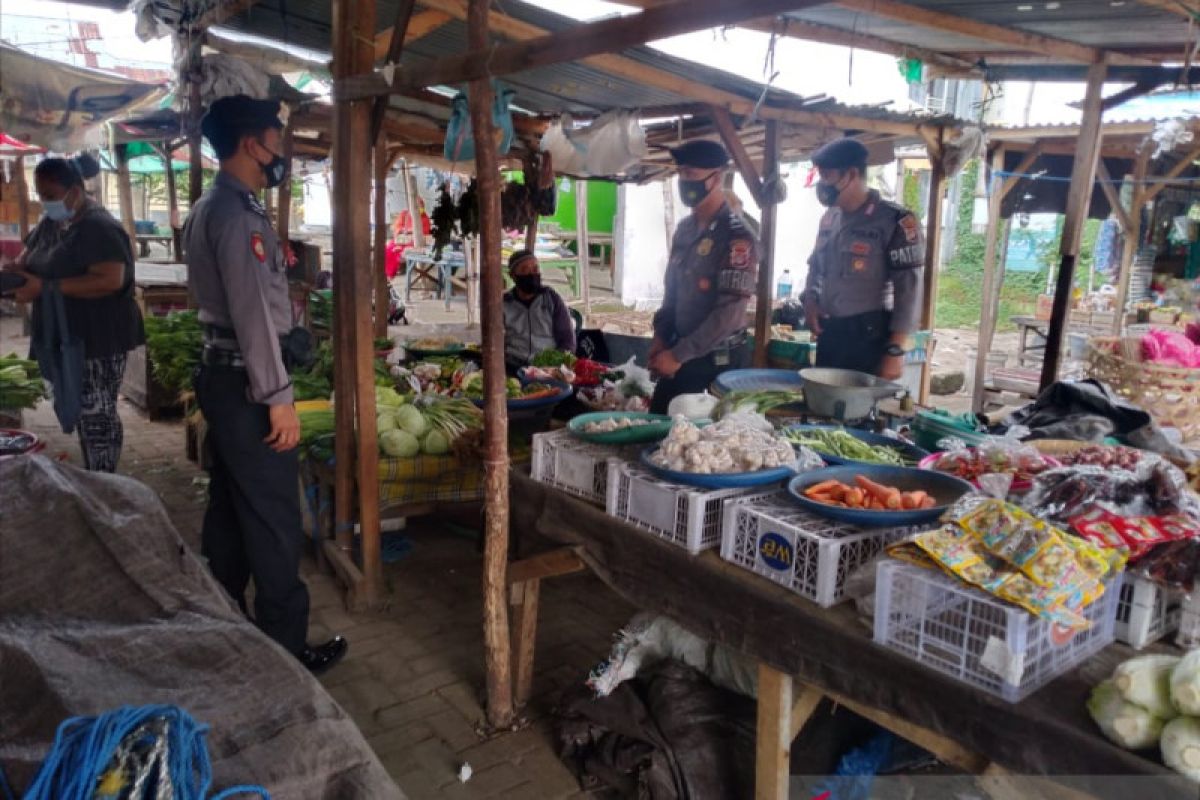 Kampung Sehat 2, Polres Sumbawa edukasi masyarakat pentingnya memakai masker