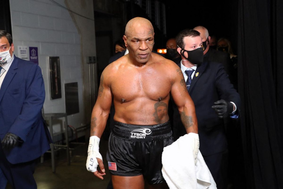 Mike Tyson sakit, duel melawan Jake Paul ditunda