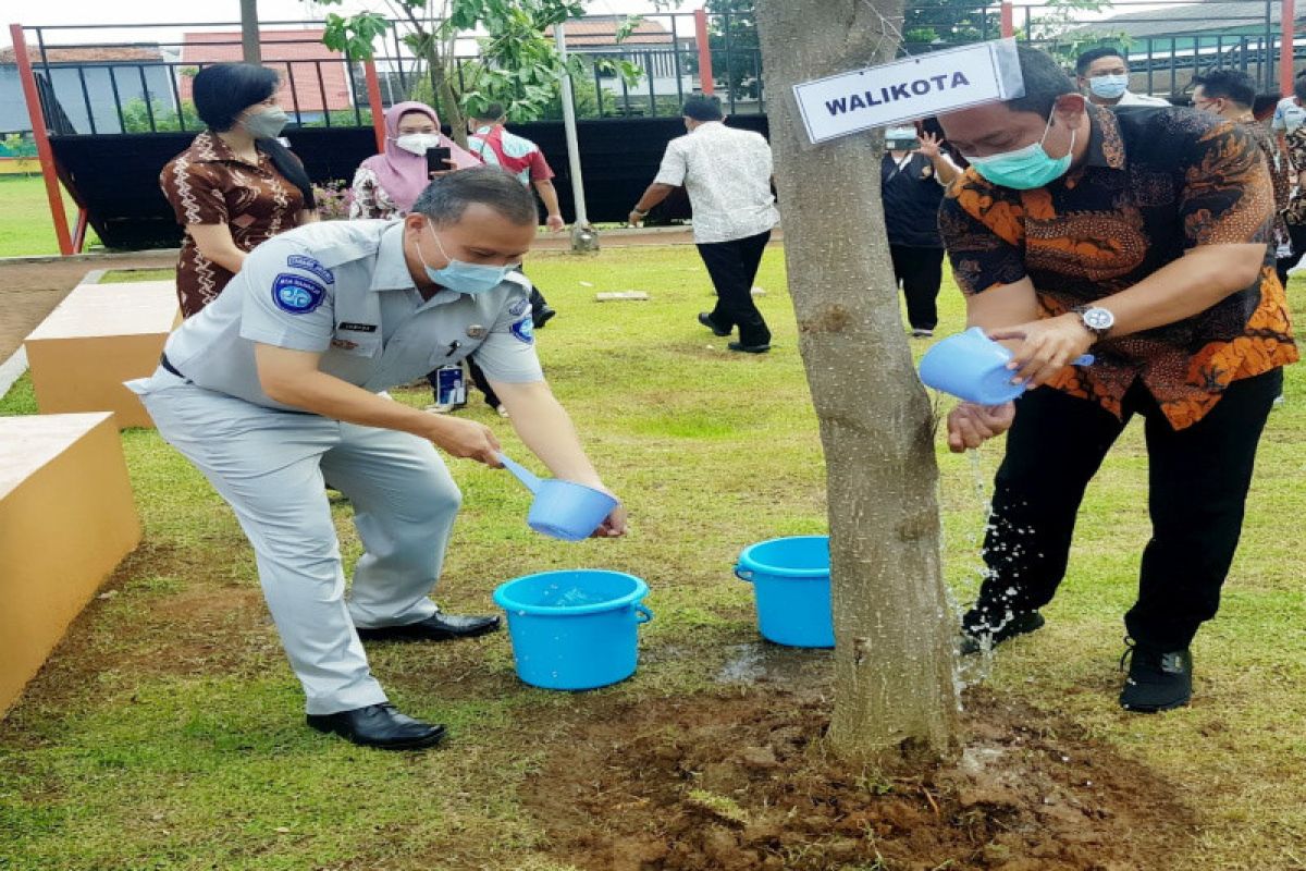 Ikut hijaukan kota, Jasa Raharja Jateng serahkan 100 pohon ke Pemkot Semarang