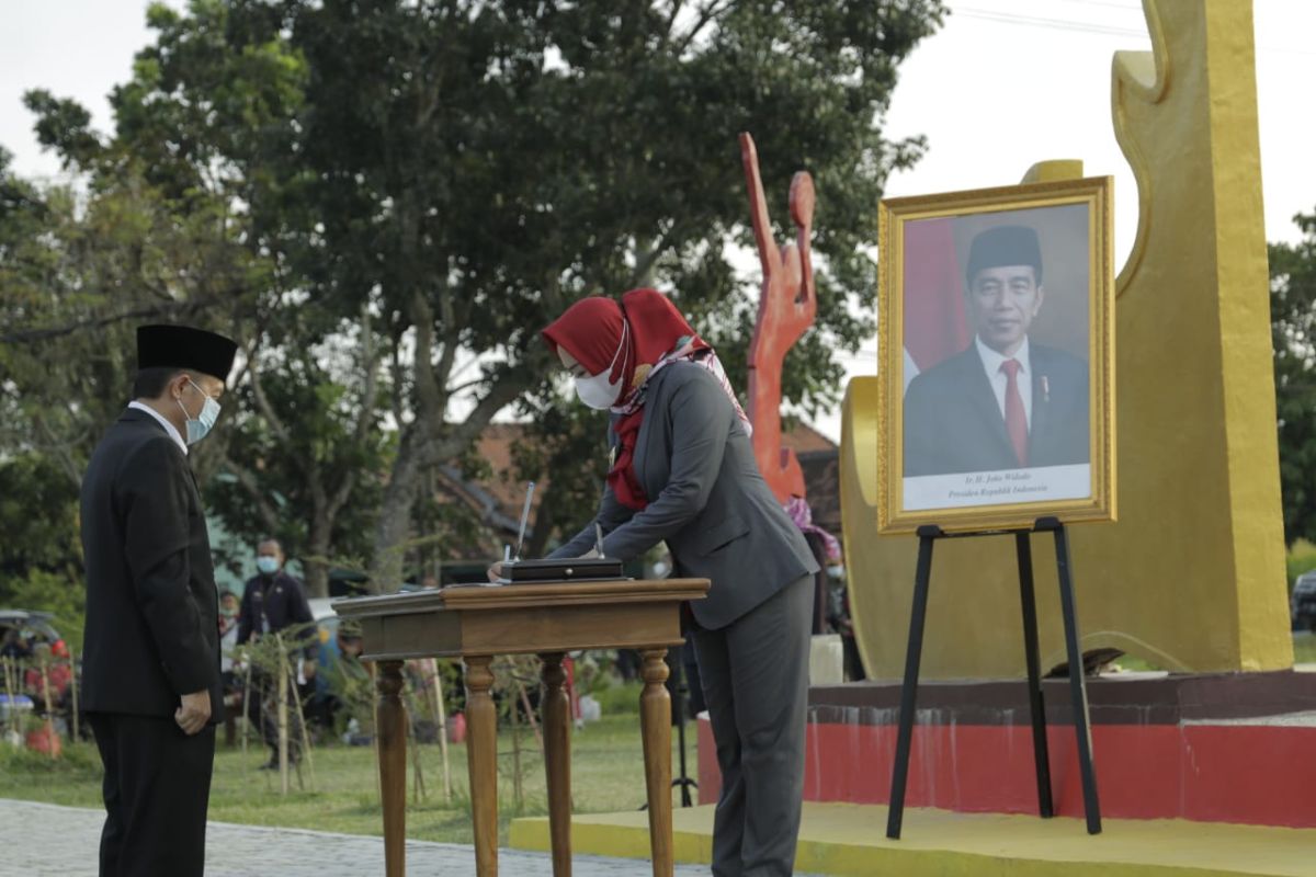 Winarti lantik 98 pejabat di ruang terbuka untuk cegah penyebaran COVID-19