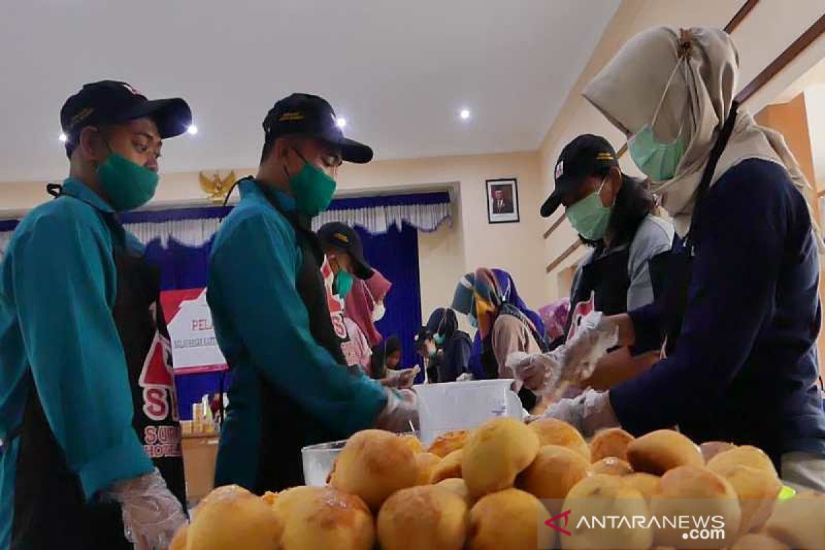 Penyandang disabilitas di Temanggung dilatih membuat kue