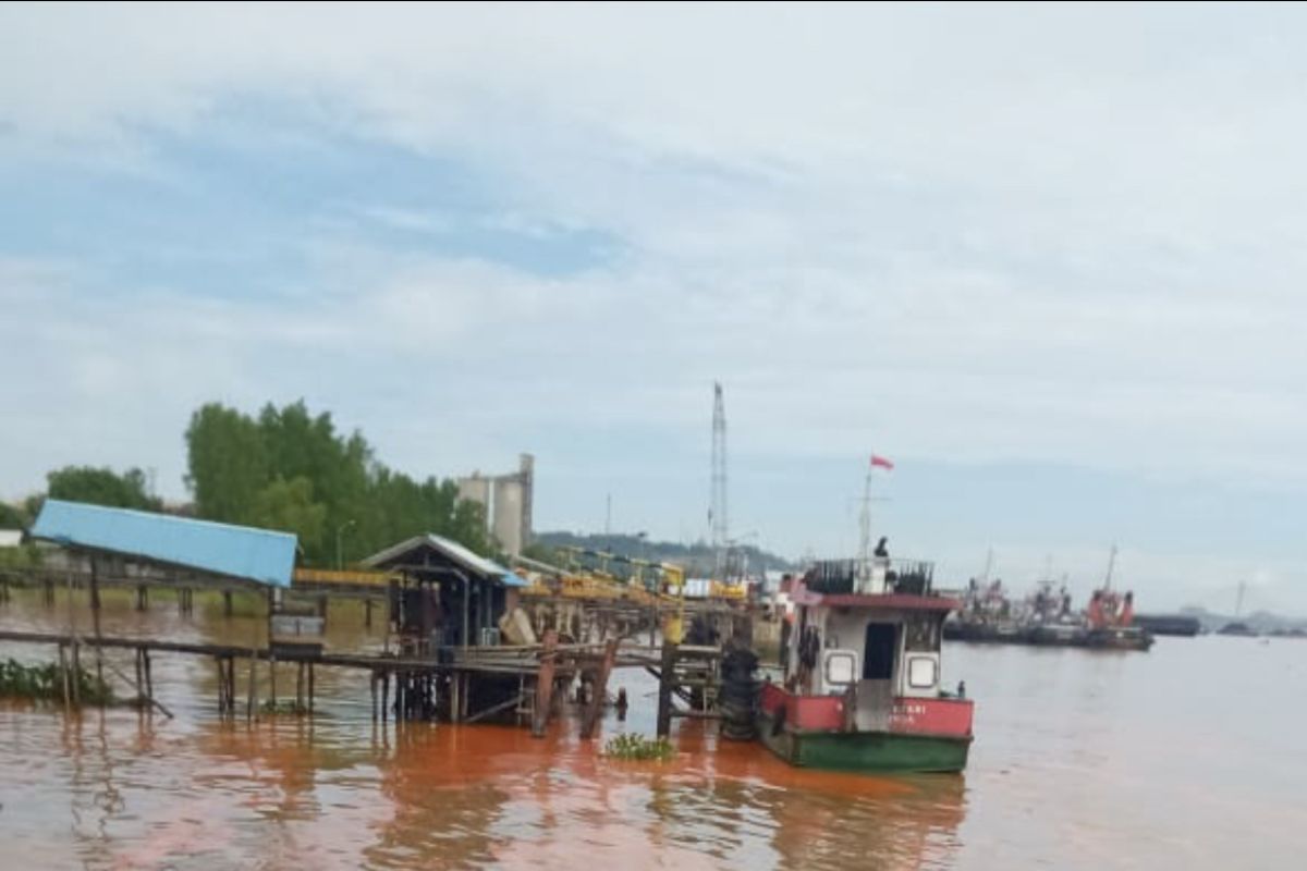 Satu kapal tongkang bermuatan minyak sawit tenggelam di Sungai Mahakam