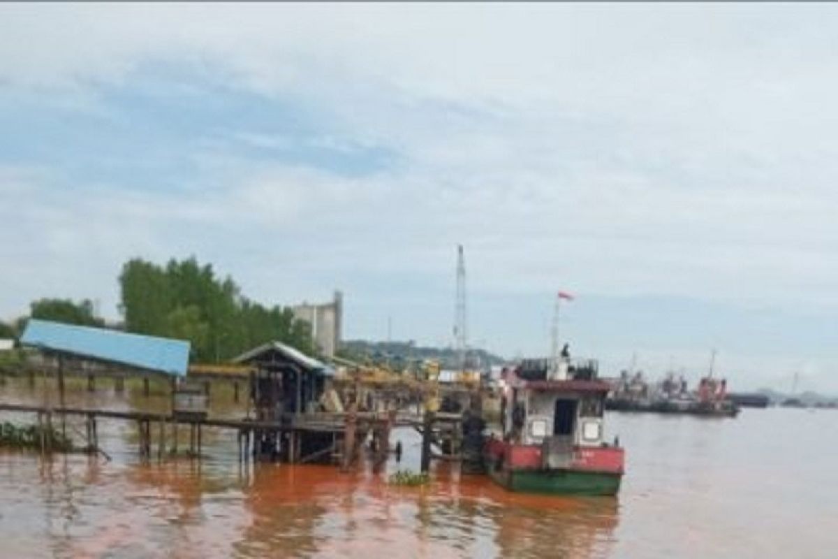 Satu unit kapal tongkang bermuatan minyak sawit tenggelam di Sungai Mahakam