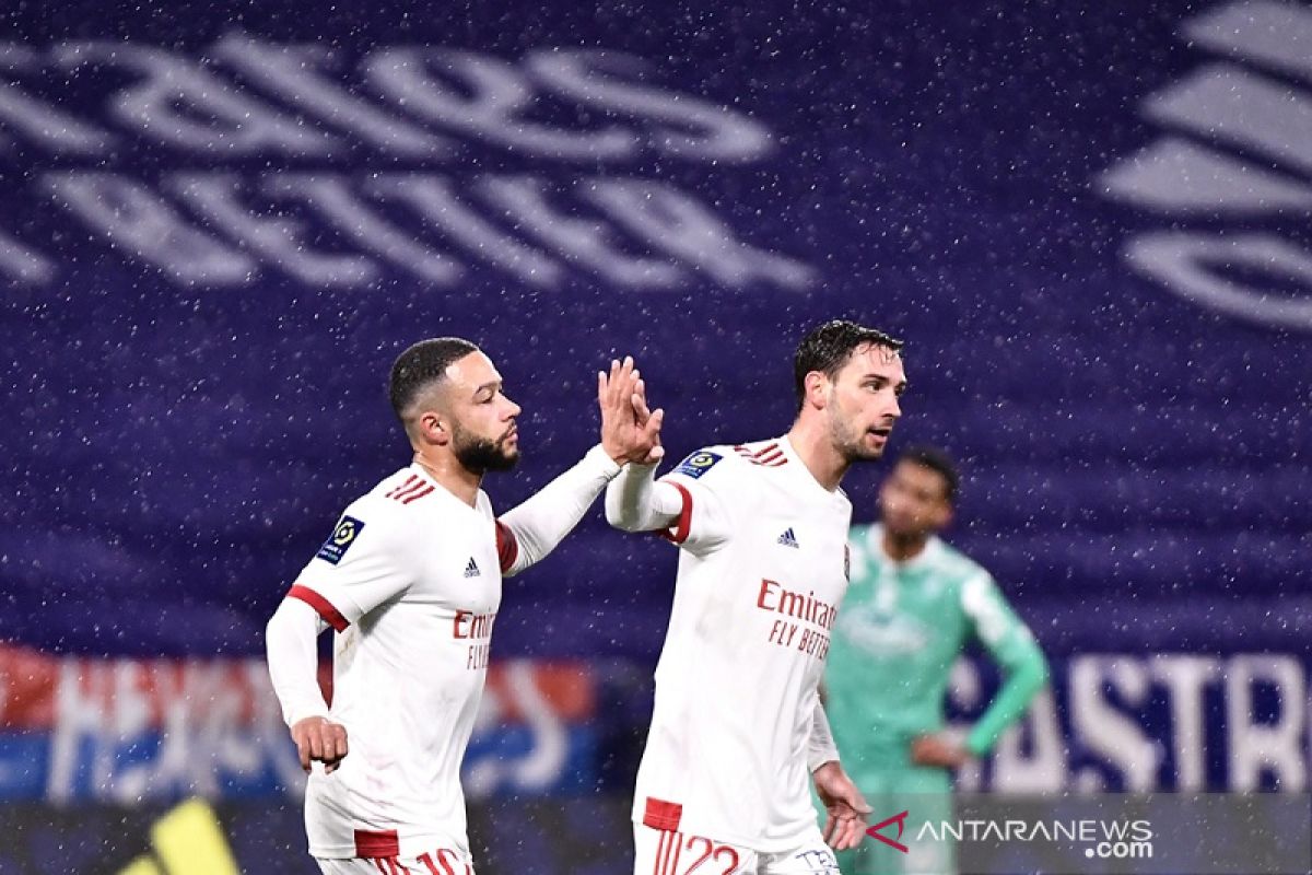 Lyon hantam Angers tiga gol tanpa balas