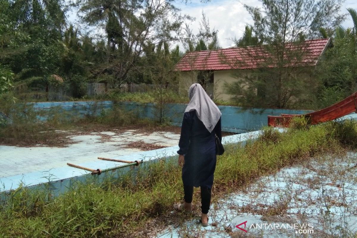 Kolam renang wisata Pantai Sungai Bakau belum bisa difungsikan karena rusak