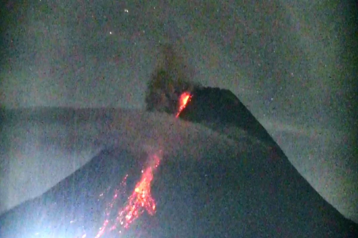 Merapi luncurkan awan panas guguran tiga kali sejauh 1,8 km