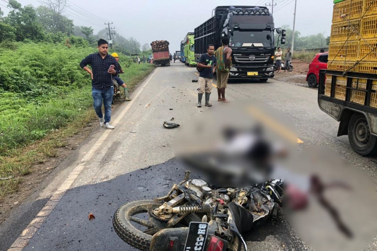 Pengendara motor tewas setelah tabrak tronton di Jalan Raya Bypass Bandara Lombok