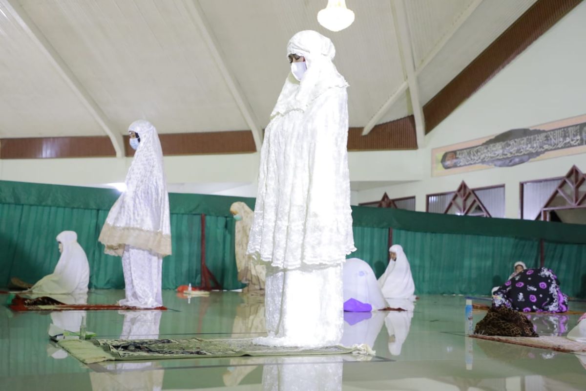 Bupati Tulangbawang laksanakan Shalat Tarawih bersama masyarakat