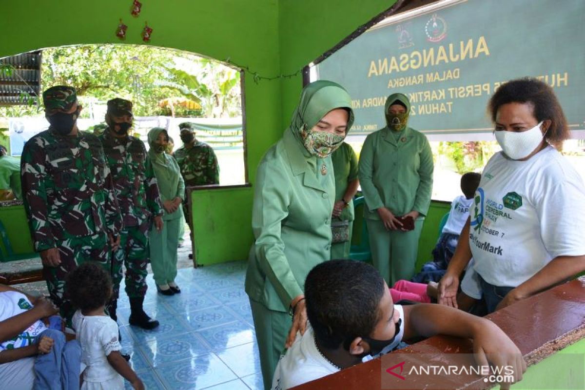 Kodim Mimika bersama Persit beri bantuan sembako anak berkebutuhan khusus