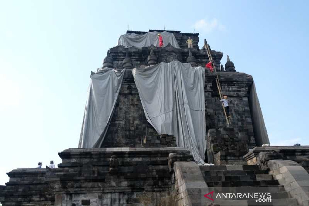 Balai Konservasi Borobudur lepas penutup Candi Mendut