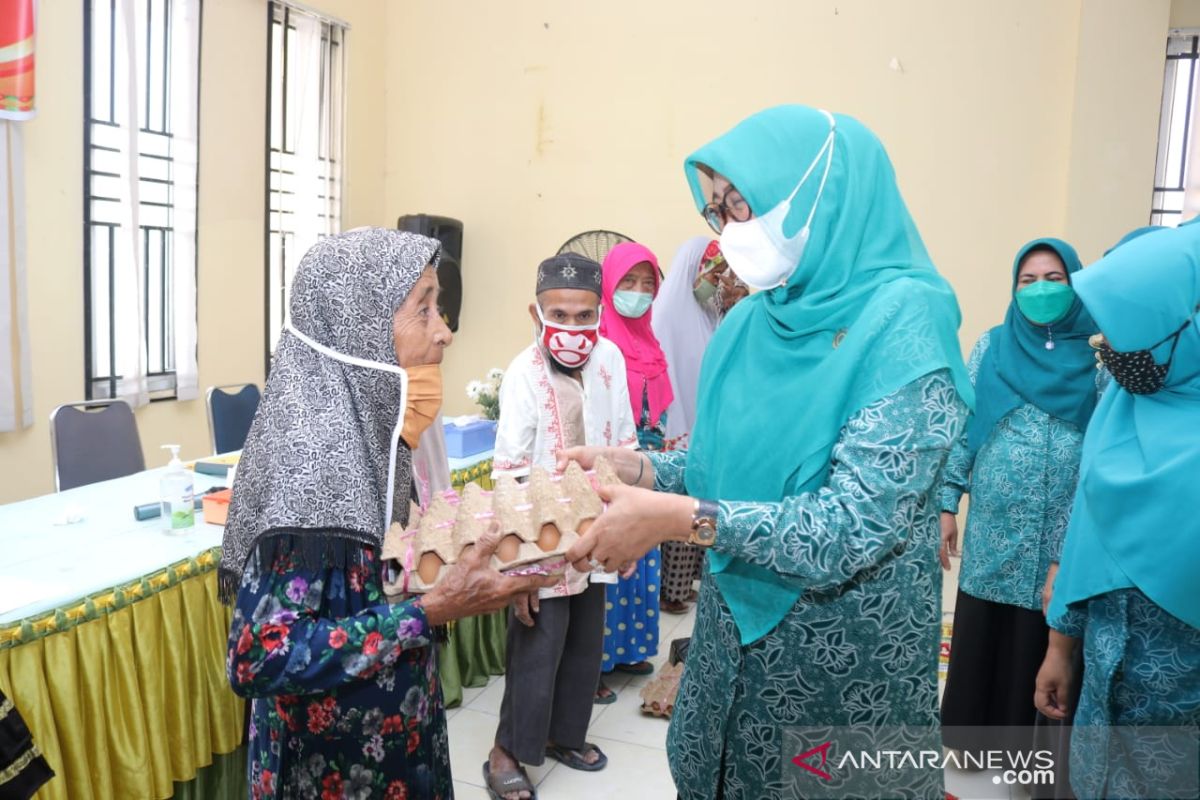 Program berkah Ramadhan, TP PKK Siak serahkan sembako