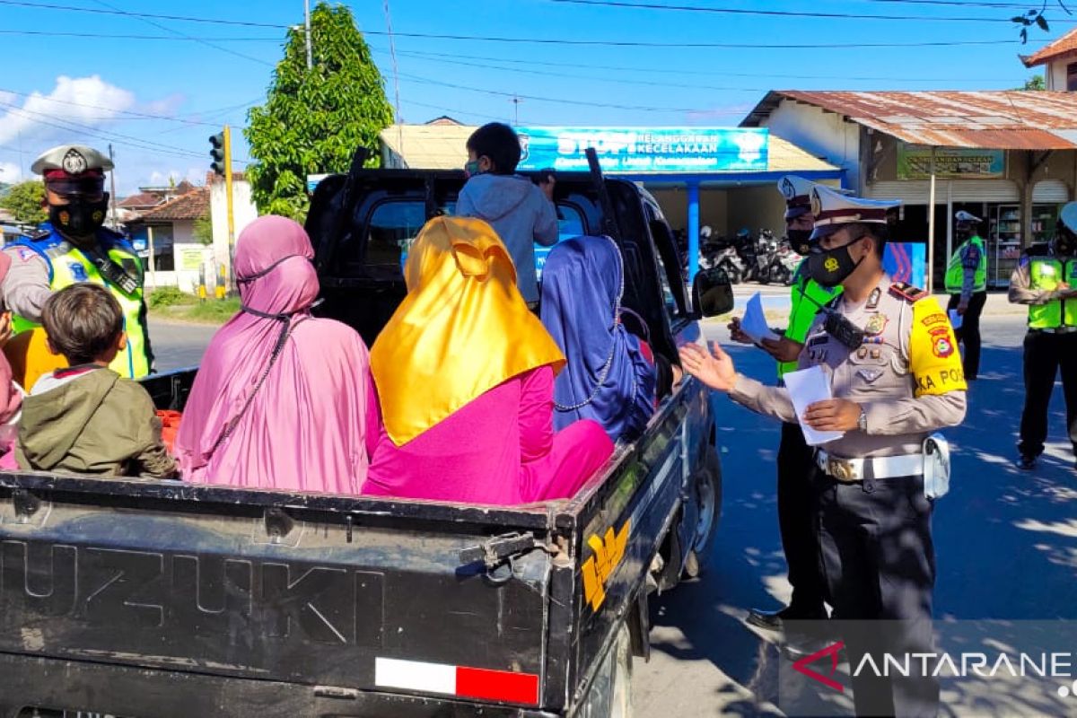 Gelar Operasi Rinjani 2021, Polres Lobar tegur pelanggar lalu lintas dan prokes