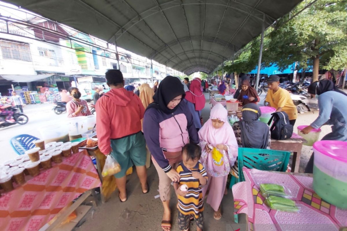 Warga Kota Palu  ngabuburit sambil berburu jajanan berbuka puasa