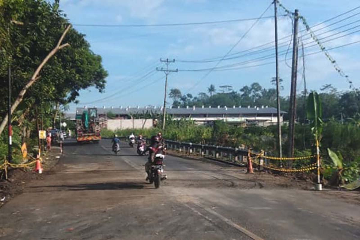 Ambles, jalan Karangpucung-Majenang Cilacap sudah bisa dilalui kendaraan