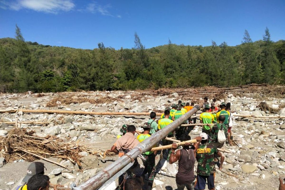 Satgas Pamtas RI-Timor Leste bantu perbaiki irigasi rusak akibat banjir