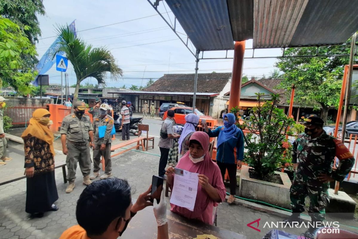 Pemkab Gunung Kidul menyalurkan bantuan sosial tunai tertunda